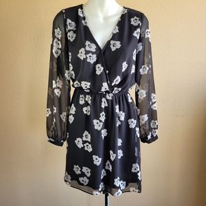 EXPRESS Black &White Flirty Floral Dress Long Sleeve V-Neck Size XS